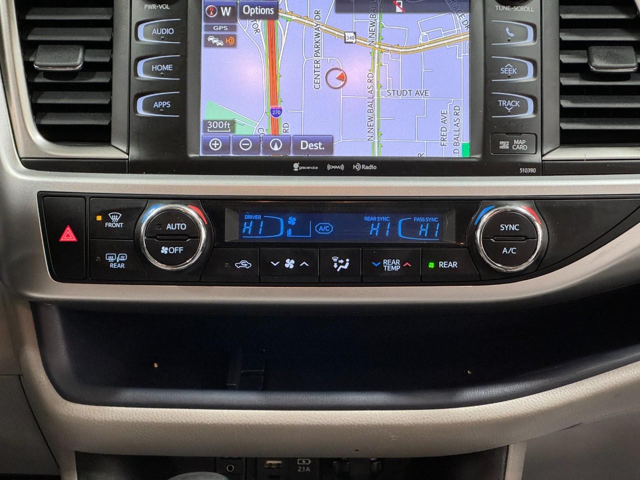 Toyota Highlander Vehicle Full-screen Gallery Image 18