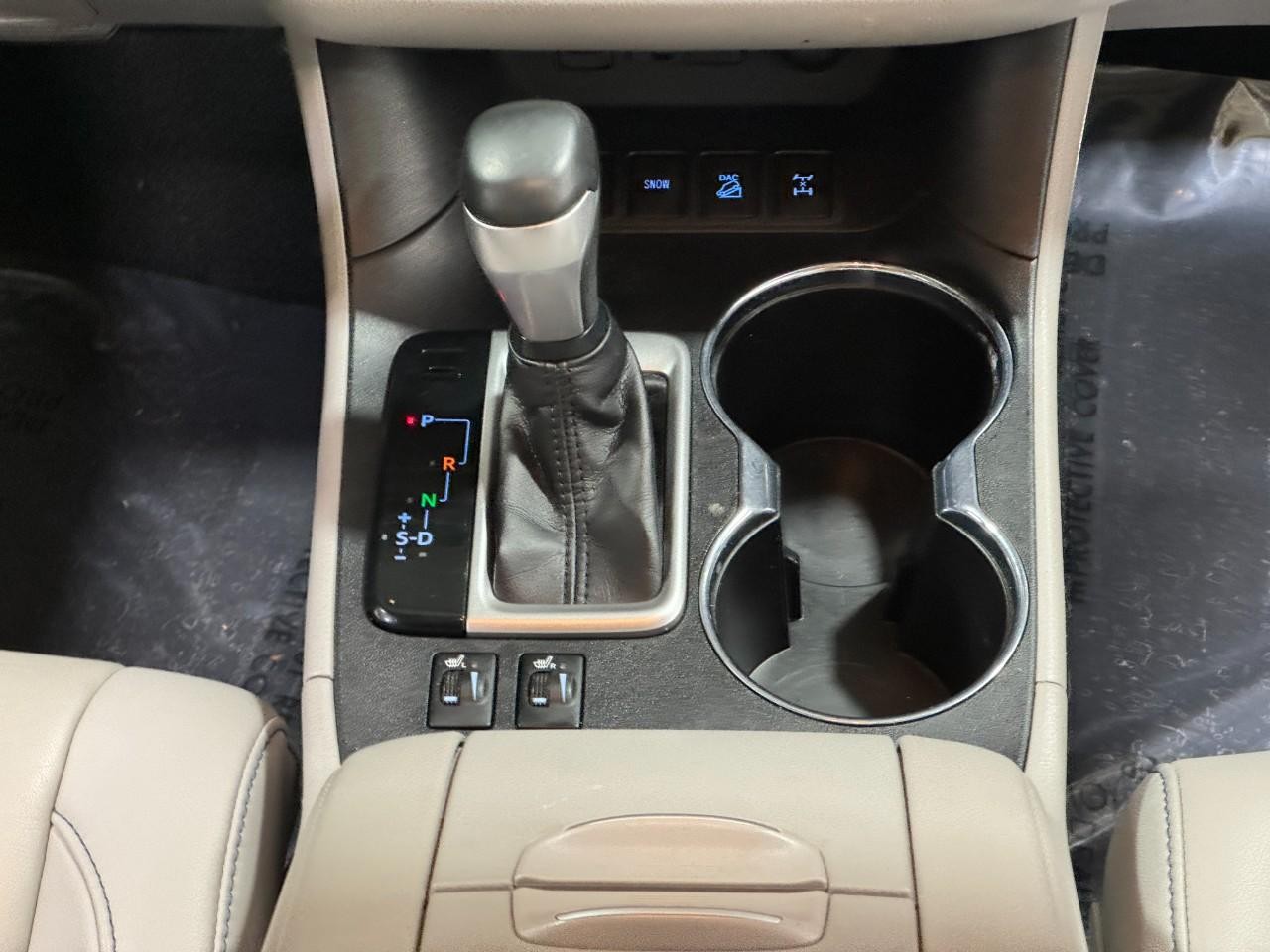 Toyota Highlander Vehicle Full-screen Gallery Image 19