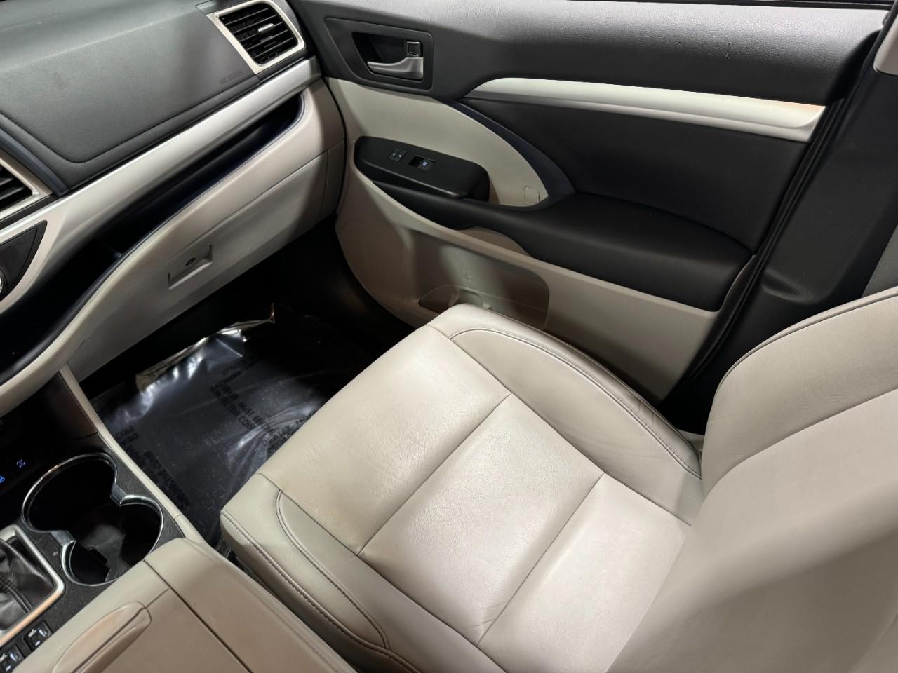 Toyota Highlander Vehicle Full-screen Gallery Image 20