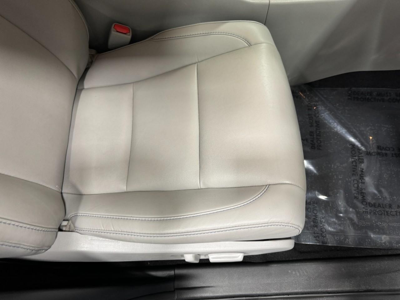 Toyota Highlander Vehicle Full-screen Gallery Image 22