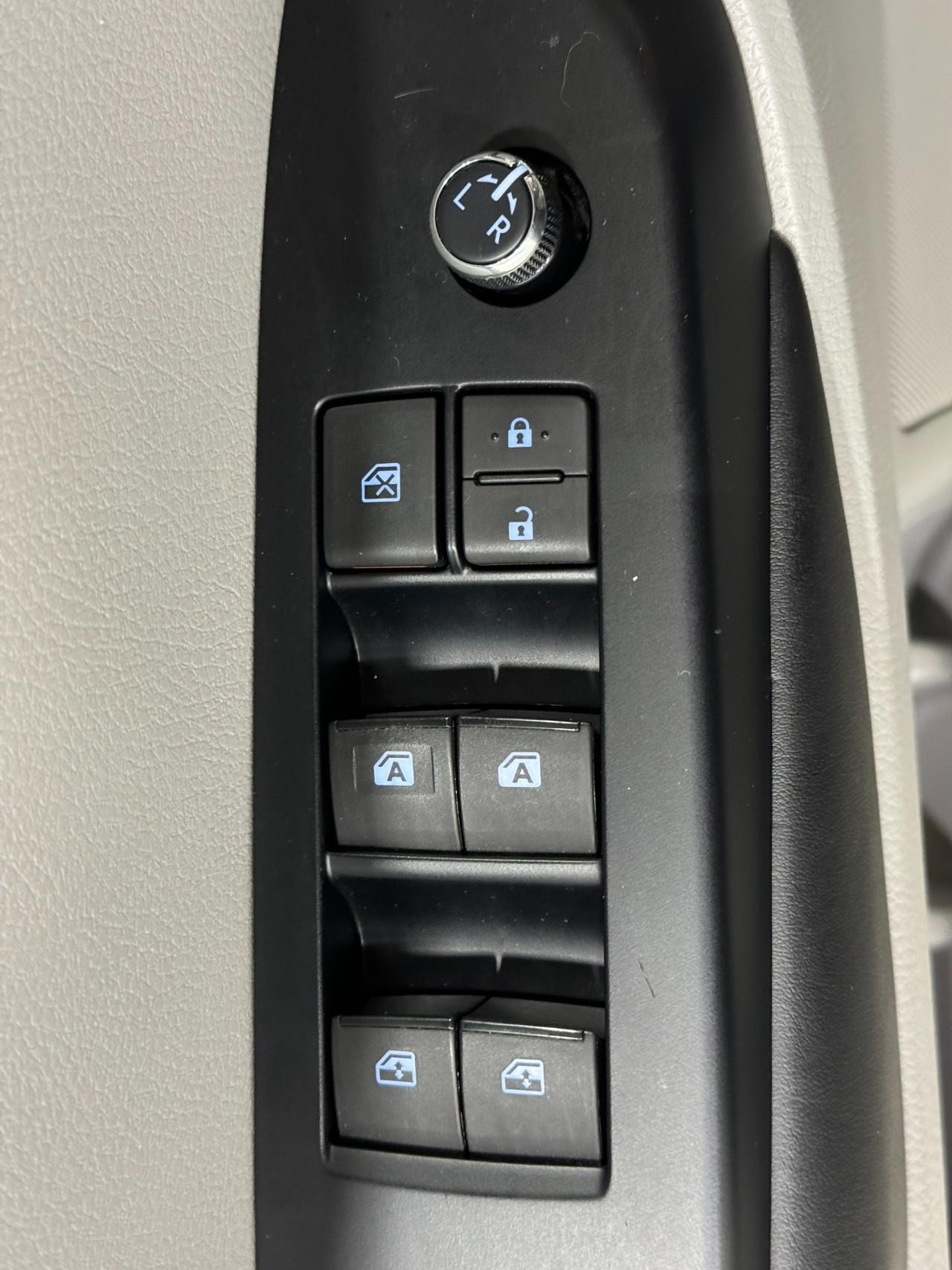 Toyota Highlander Vehicle Full-screen Gallery Image 25