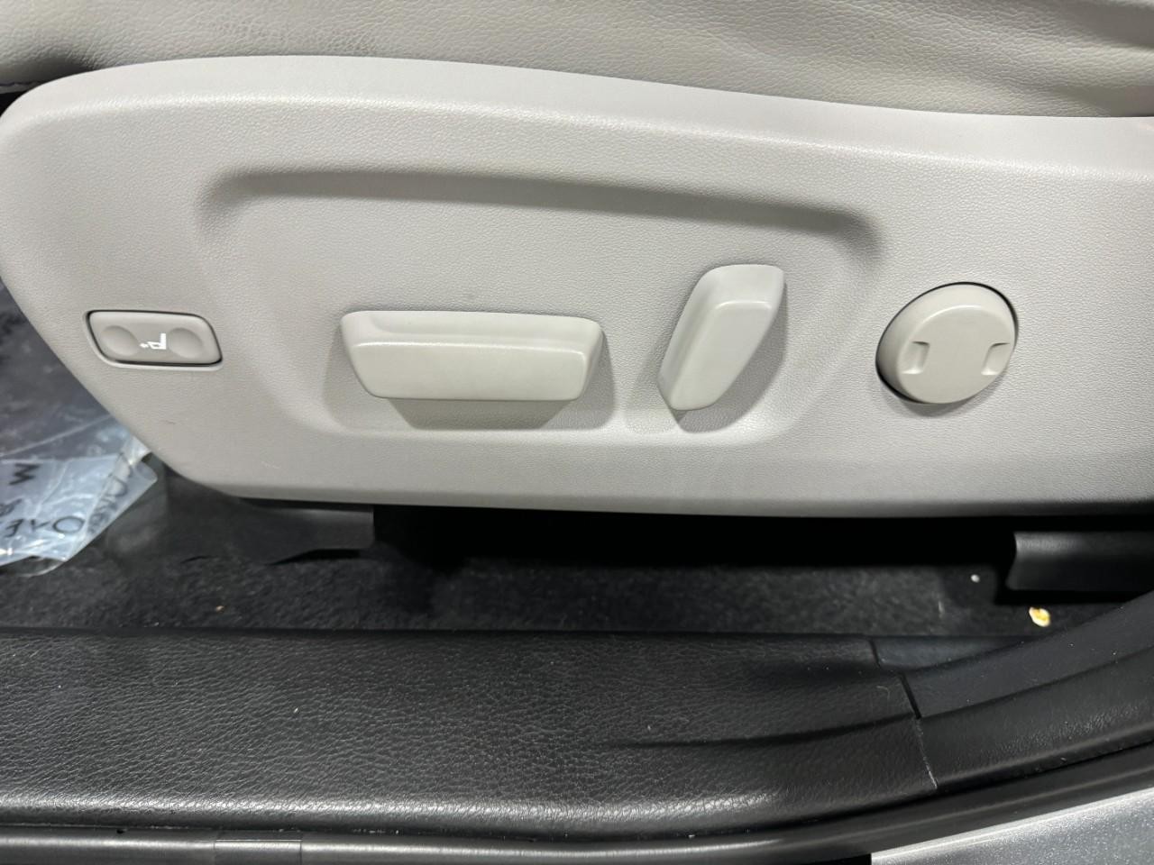 Toyota Highlander Vehicle Full-screen Gallery Image 28