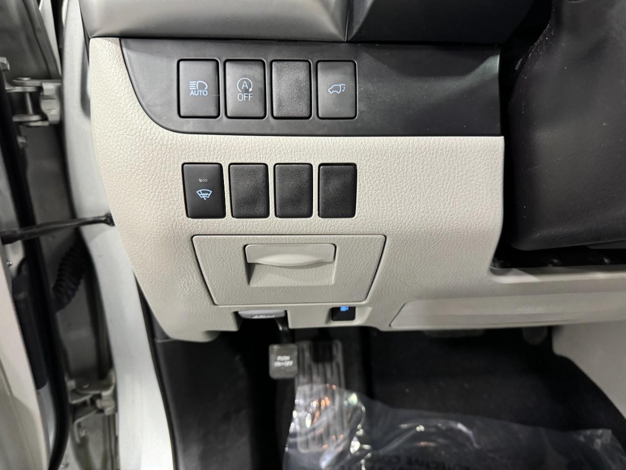 Toyota Highlander Vehicle Full-screen Gallery Image 29