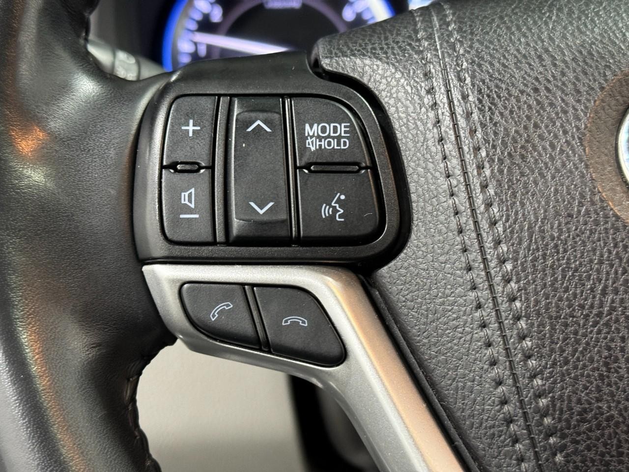 Toyota Highlander Vehicle Full-screen Gallery Image 30