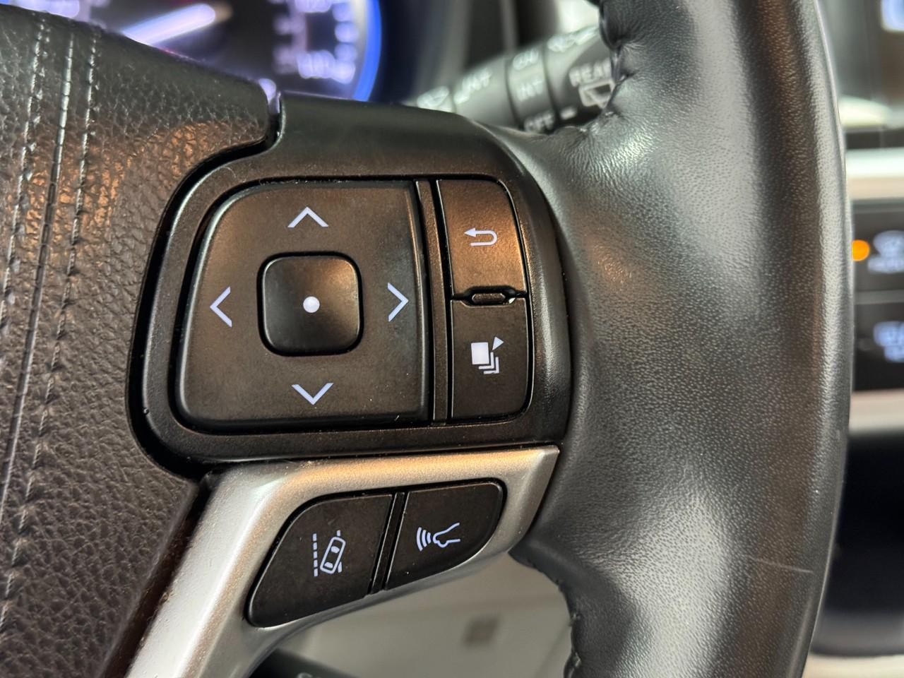 Toyota Highlander Vehicle Full-screen Gallery Image 31