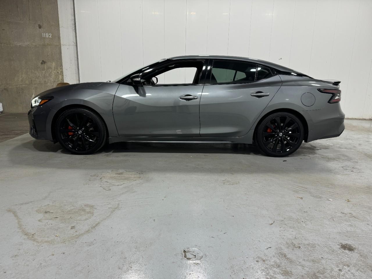 Nissan Maxima Vehicle Full-screen Gallery Image 2