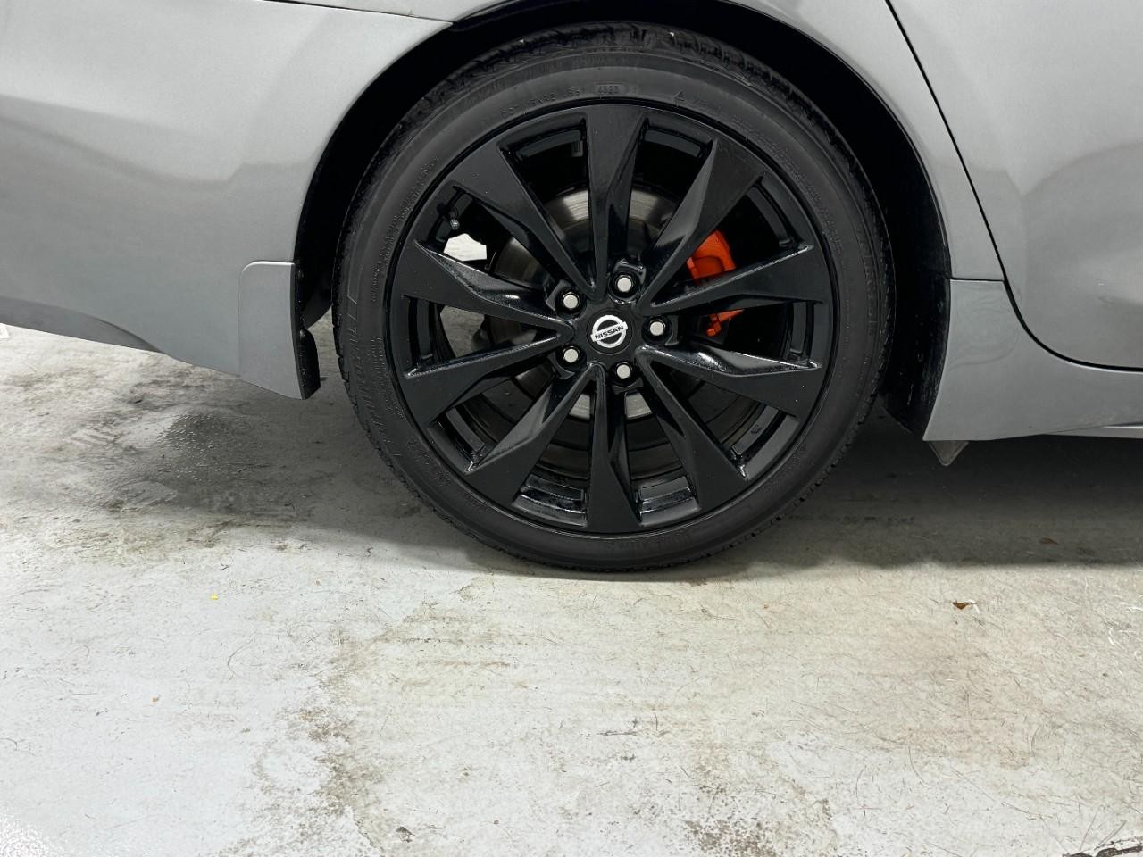 Nissan Maxima Vehicle Full-screen Gallery Image 5