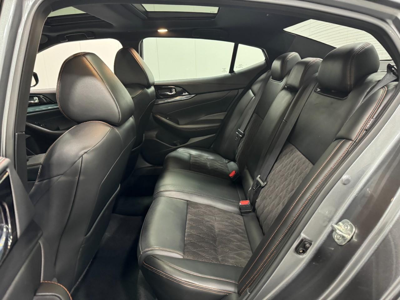 Nissan Maxima Vehicle Full-screen Gallery Image 8