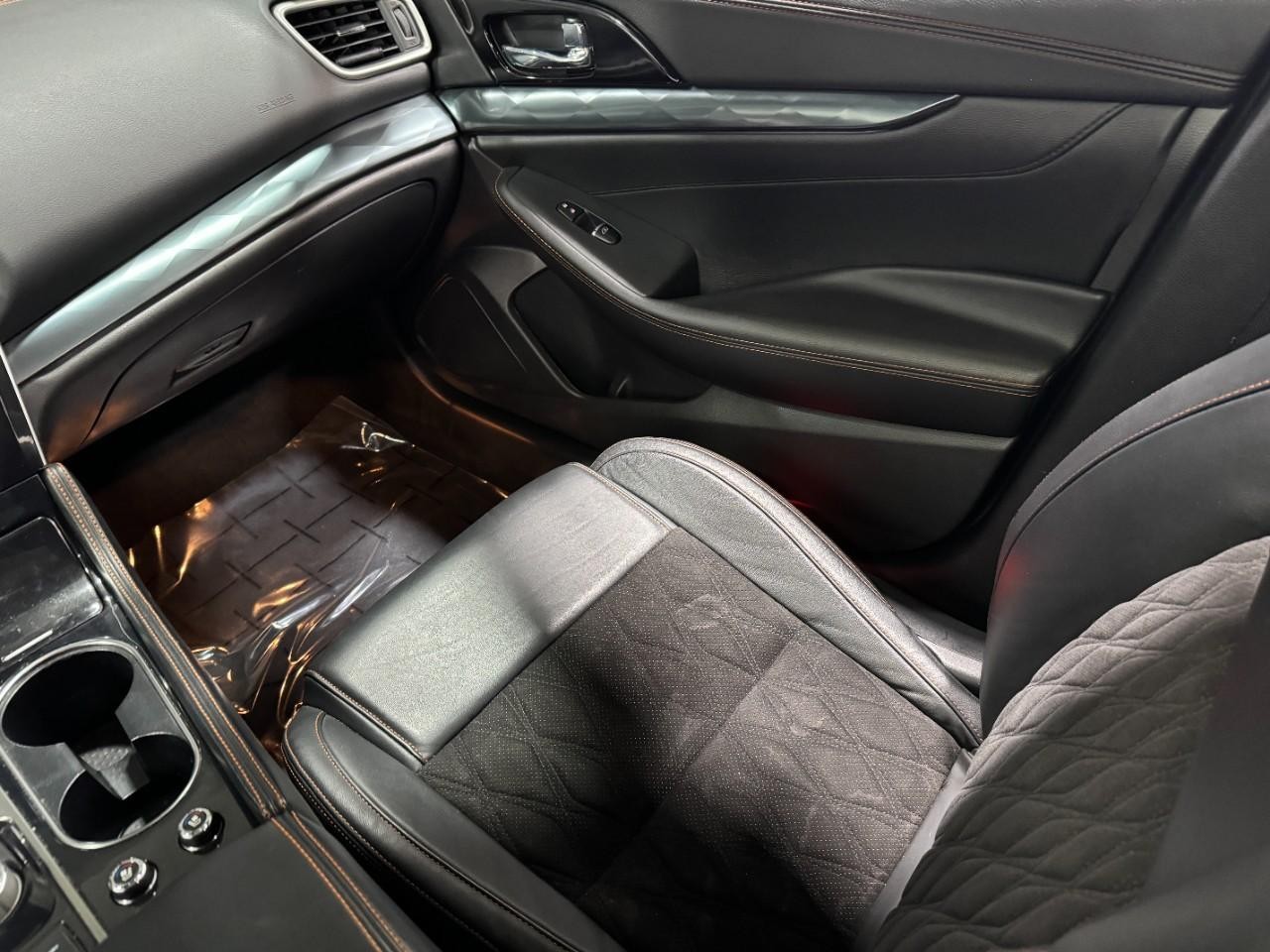 Nissan Maxima Vehicle Full-screen Gallery Image 17