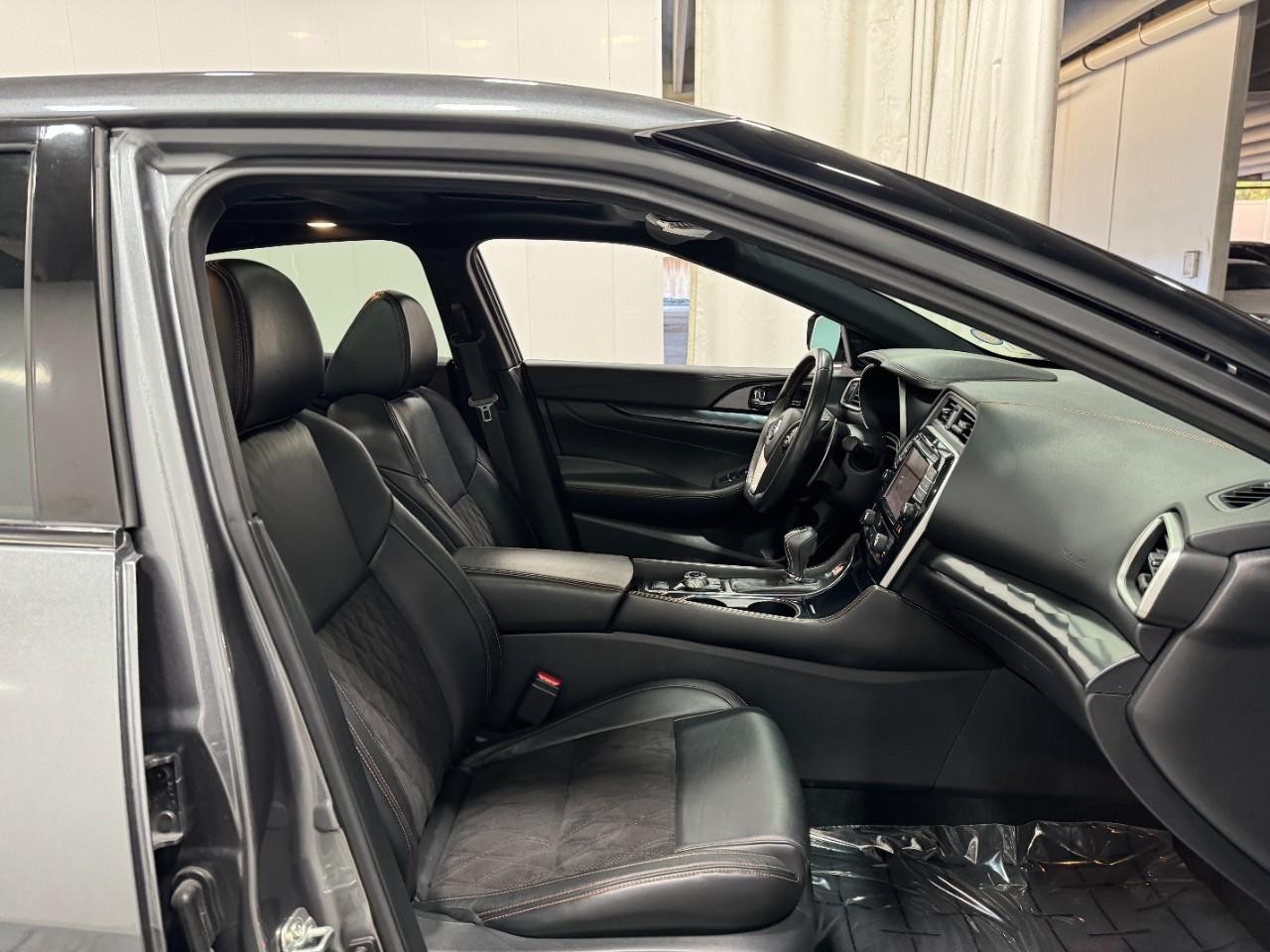 Nissan Maxima Vehicle Full-screen Gallery Image 18