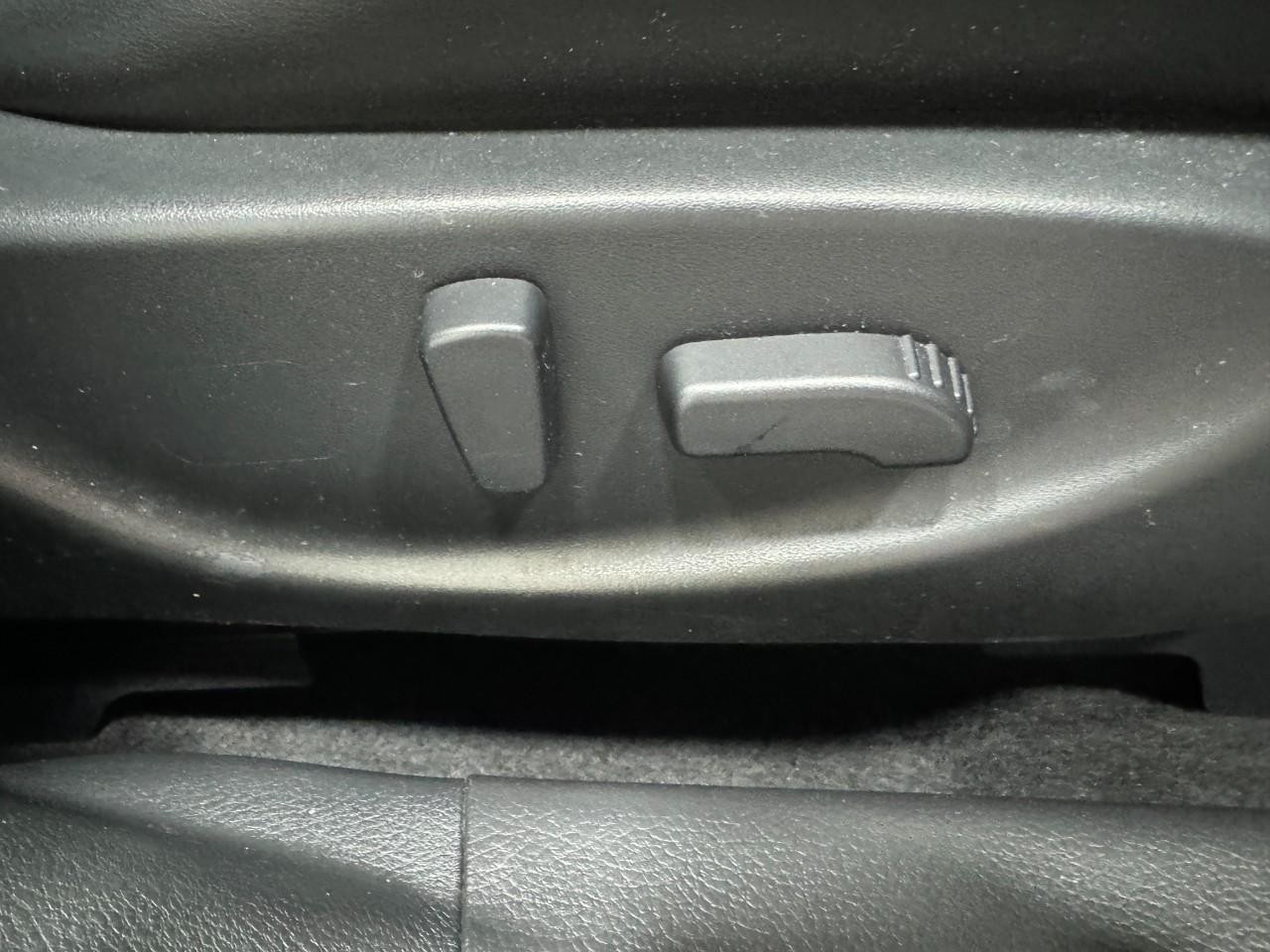 Nissan Maxima Vehicle Full-screen Gallery Image 20