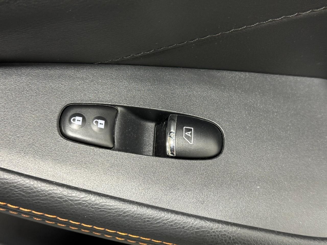 Nissan Maxima Vehicle Full-screen Gallery Image 21