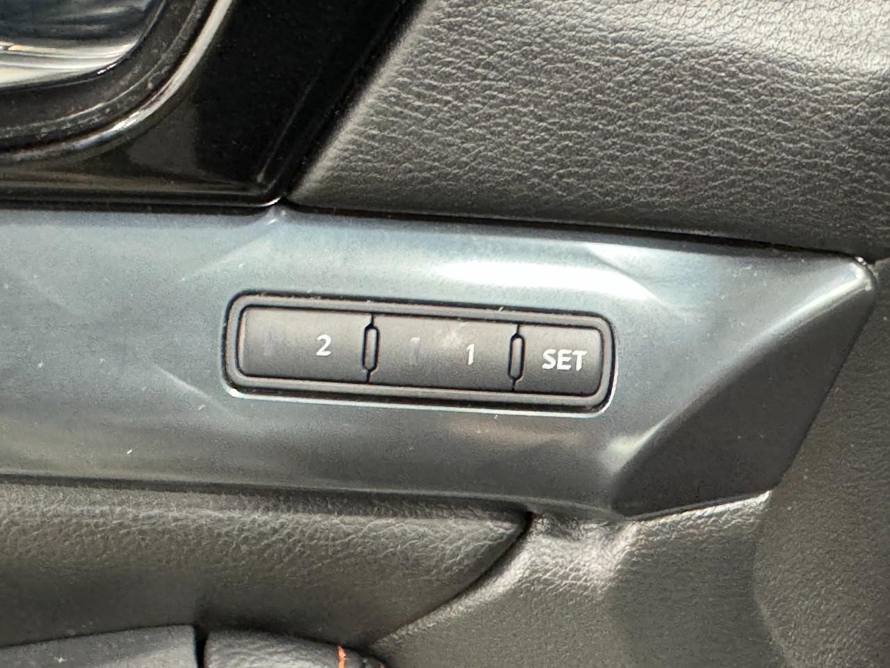 Nissan Maxima Vehicle Full-screen Gallery Image 23