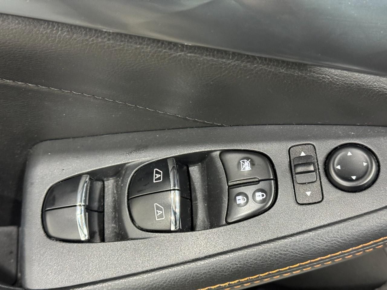 Nissan Maxima Vehicle Full-screen Gallery Image 24