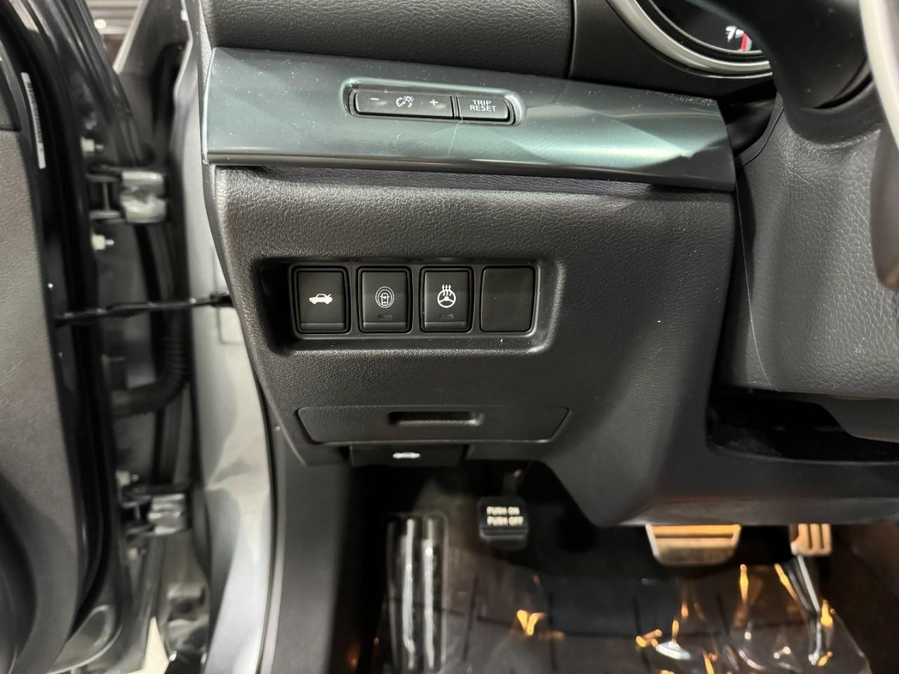 Nissan Maxima Vehicle Full-screen Gallery Image 27