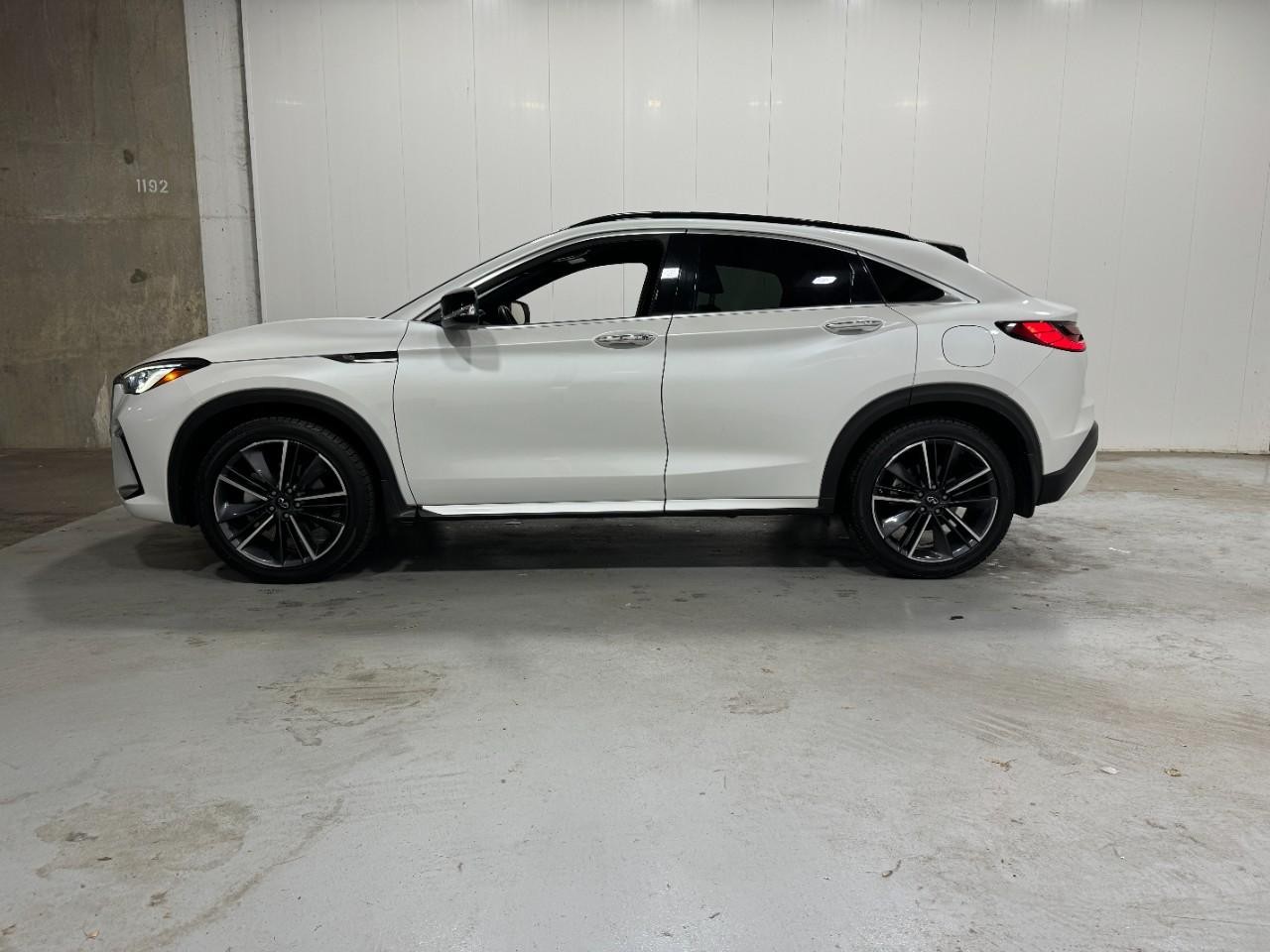 INFINITI QX55 Vehicle Full-screen Gallery Image 02