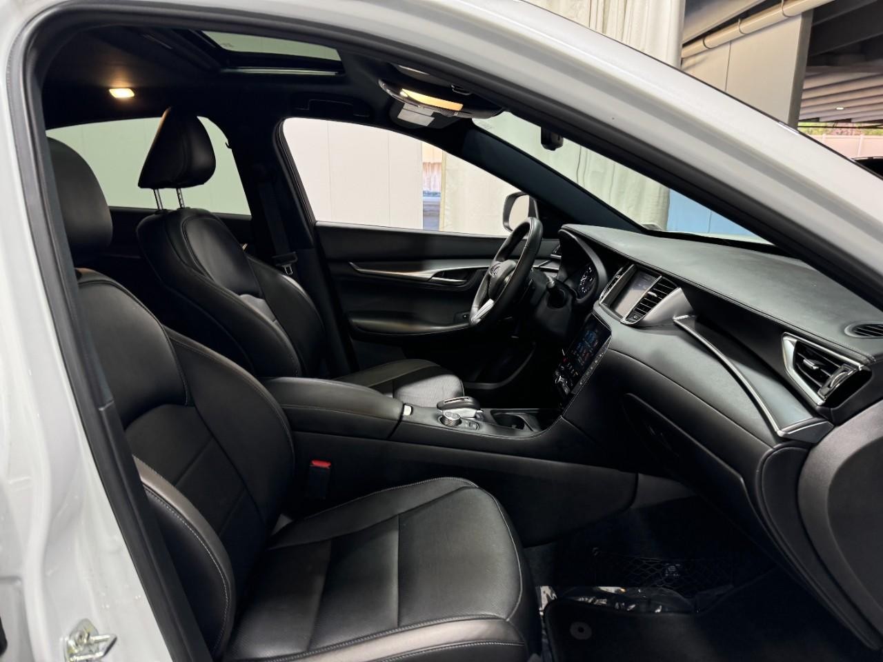 INFINITI QX55 Vehicle Full-screen Gallery Image 18