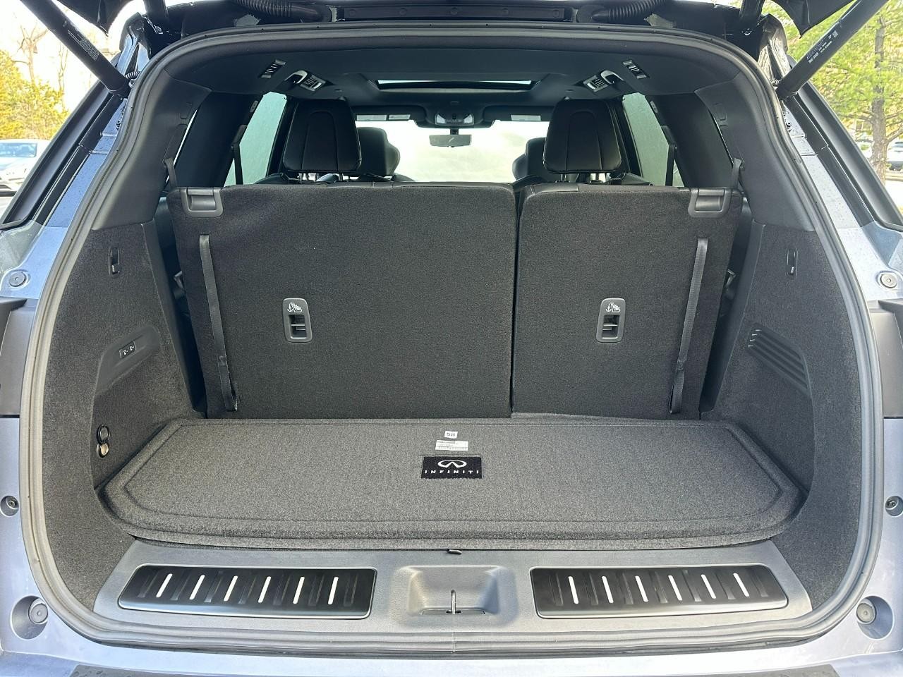 INFINITI QX60 Vehicle Full-screen Gallery Image 5