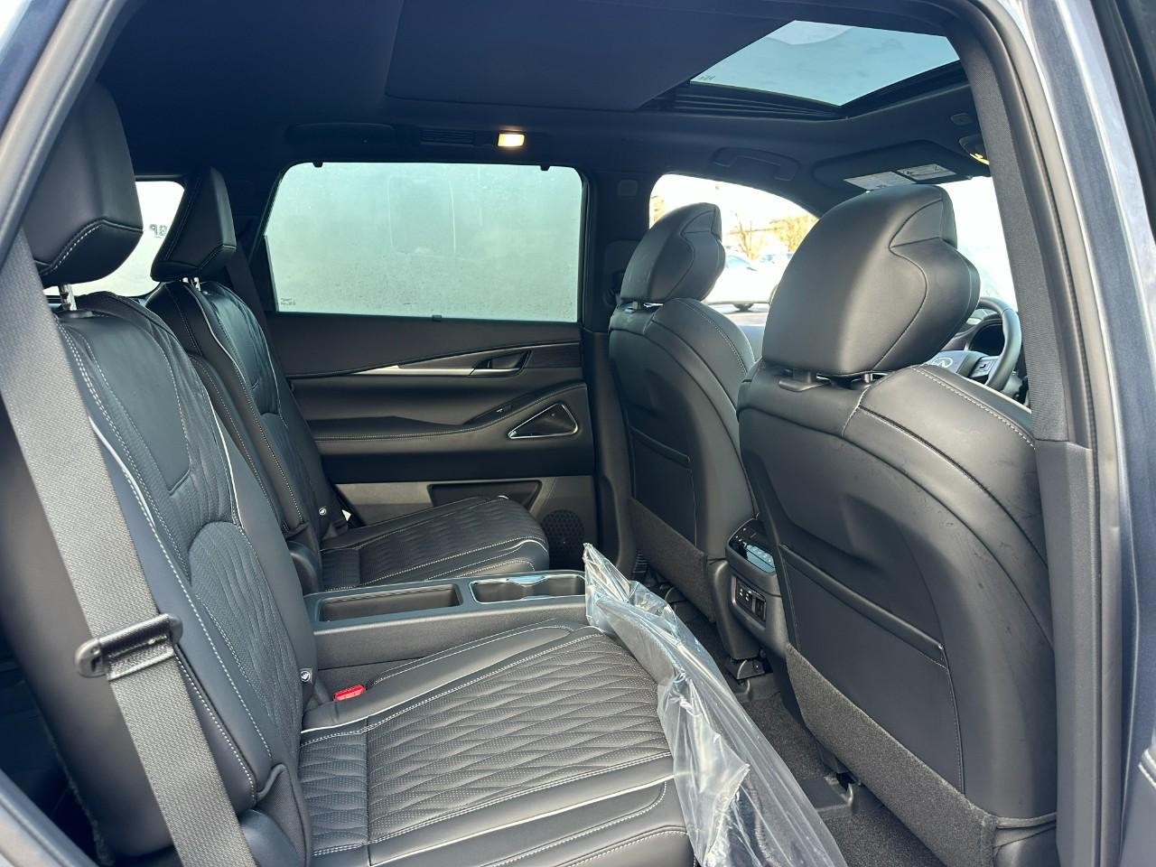 INFINITI QX60 Vehicle Full-screen Gallery Image 10