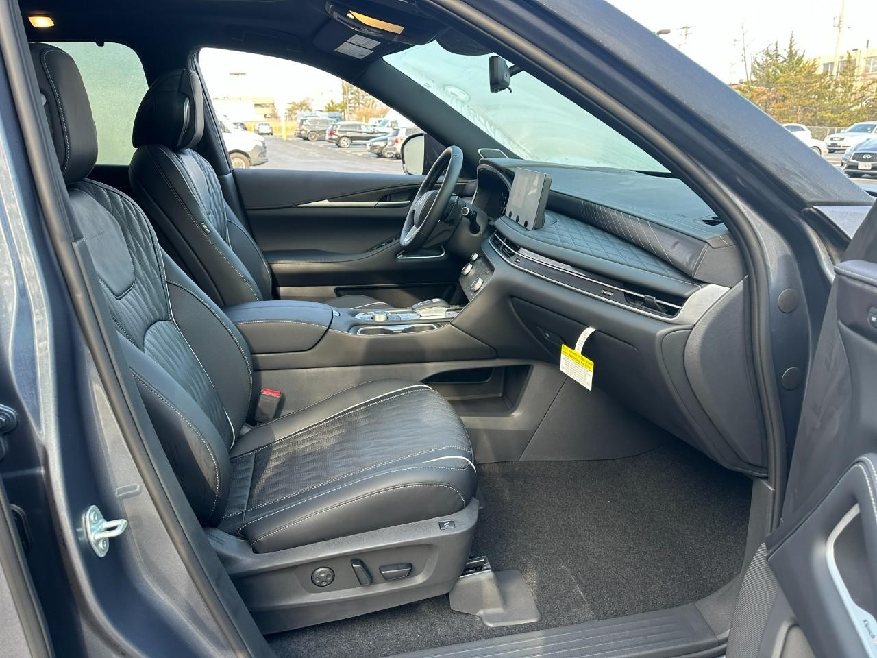 INFINITI QX60 Vehicle Full-screen Gallery Image 19