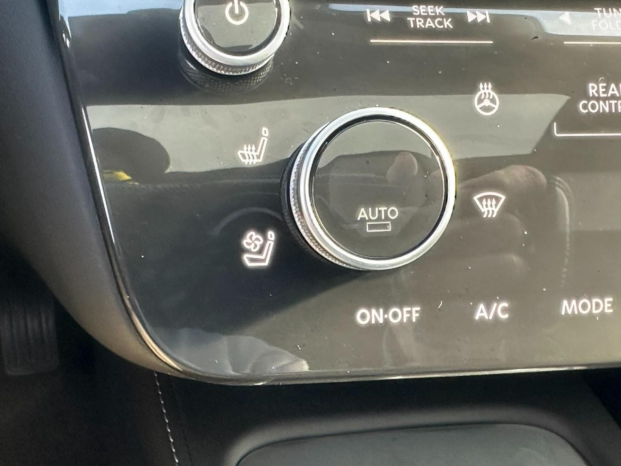 INFINITI QX60 Vehicle Full-screen Gallery Image 30