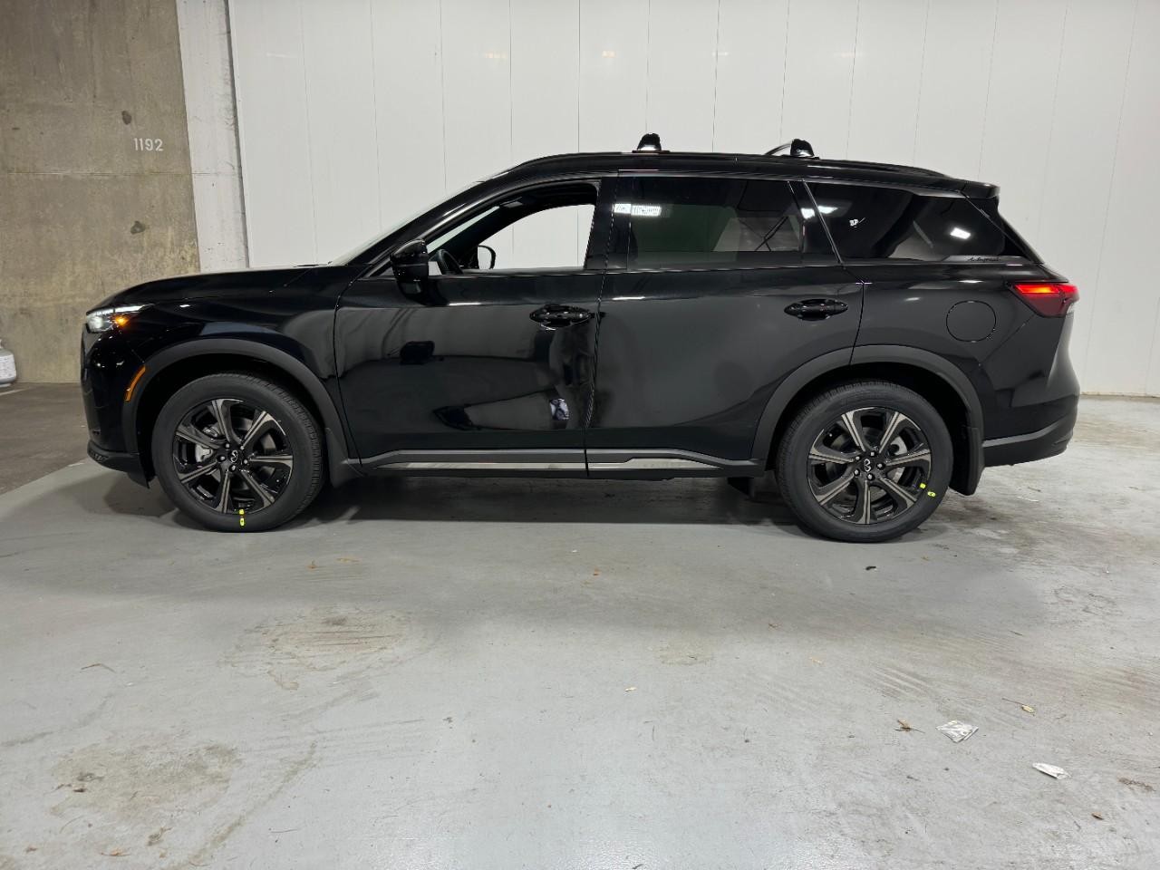 INFINITI QX60 Vehicle Full-screen Gallery Image 2