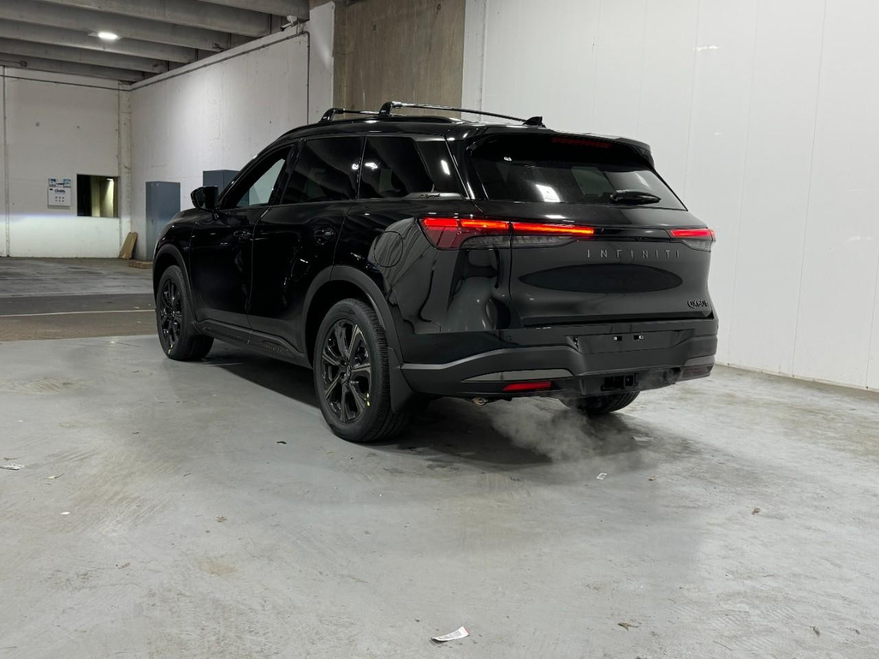 INFINITI QX60 Vehicle Full-screen Gallery Image 3