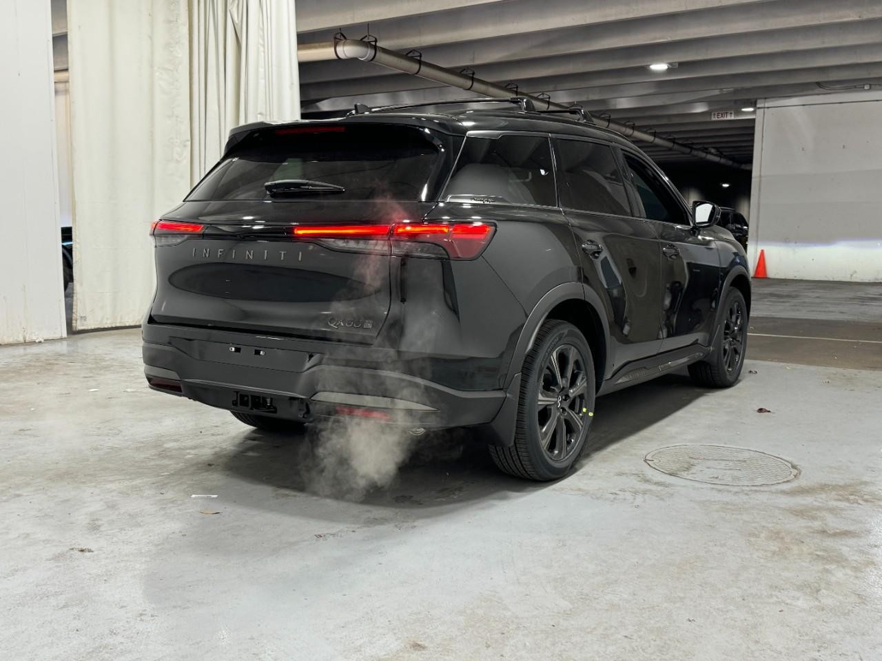 INFINITI QX60 Vehicle Full-screen Gallery Image 4