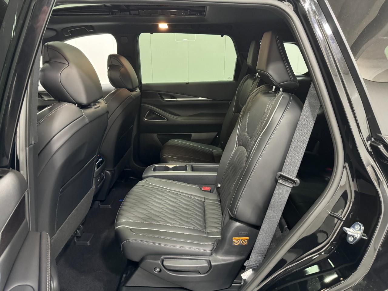 INFINITI QX60 Vehicle Full-screen Gallery Image 9