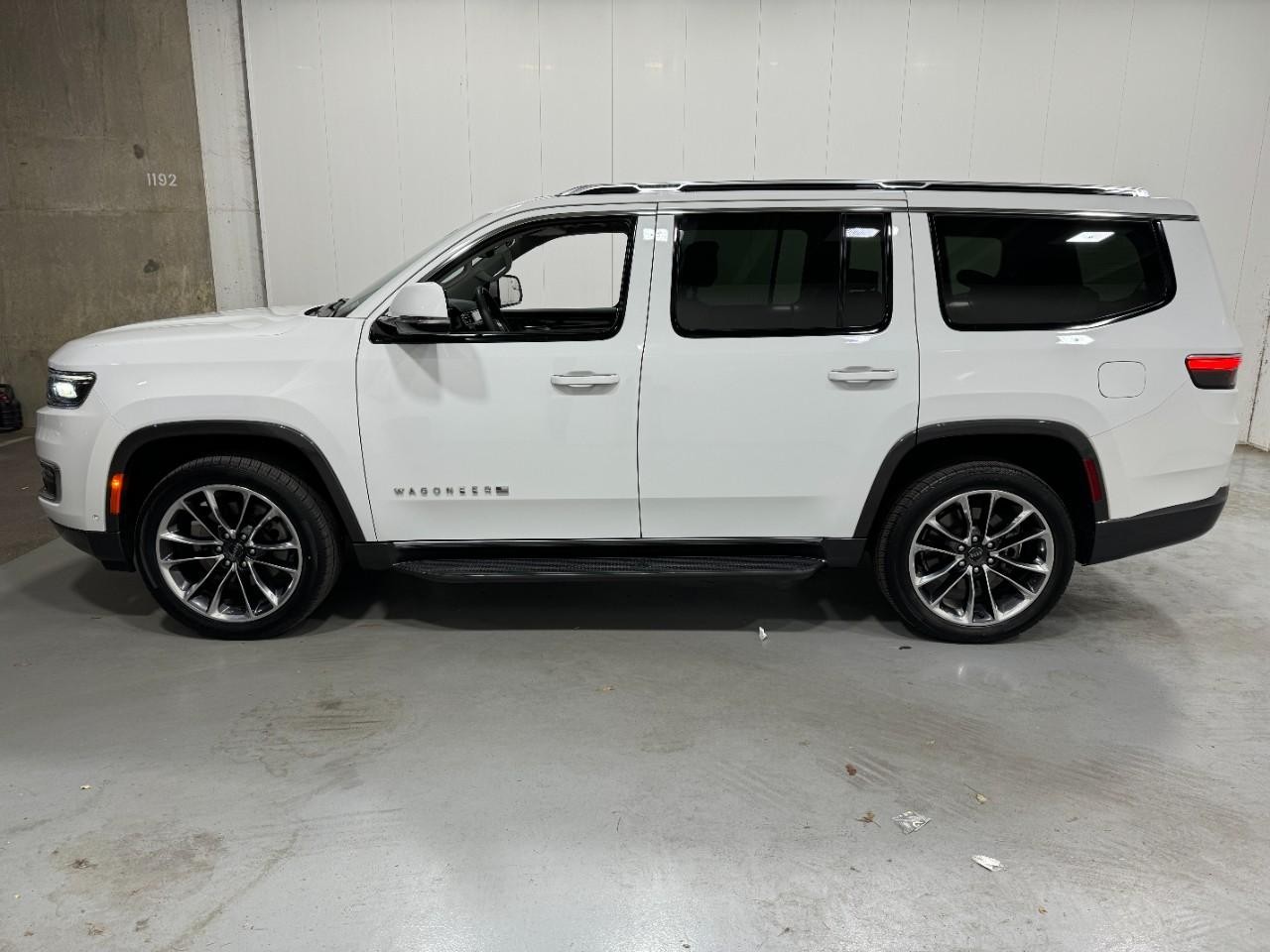 Jeep Wagoneer Vehicle Full-screen Gallery Image 2