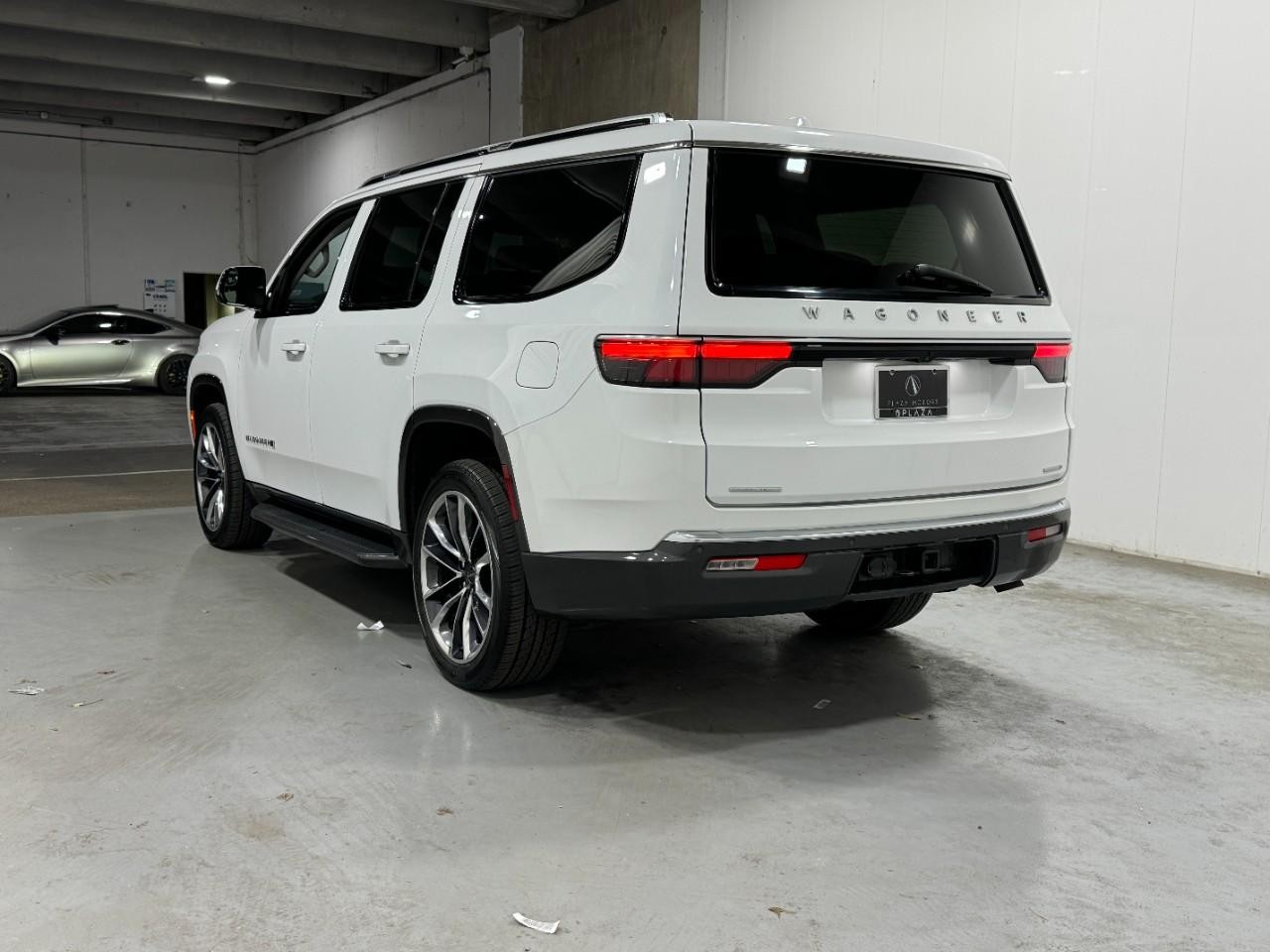 Jeep Wagoneer Vehicle Full-screen Gallery Image 3