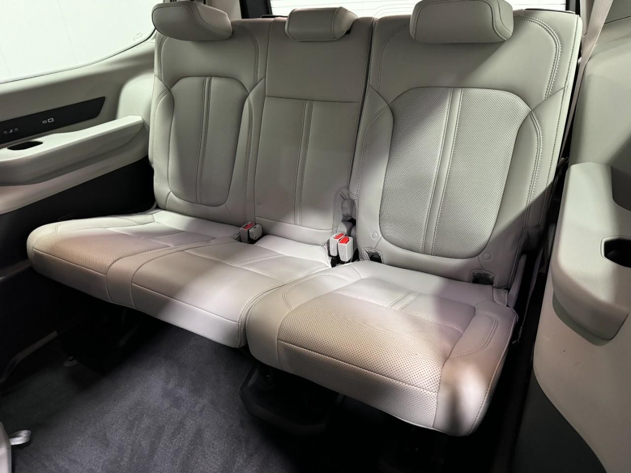 Jeep Wagoneer Vehicle Full-screen Gallery Image 8