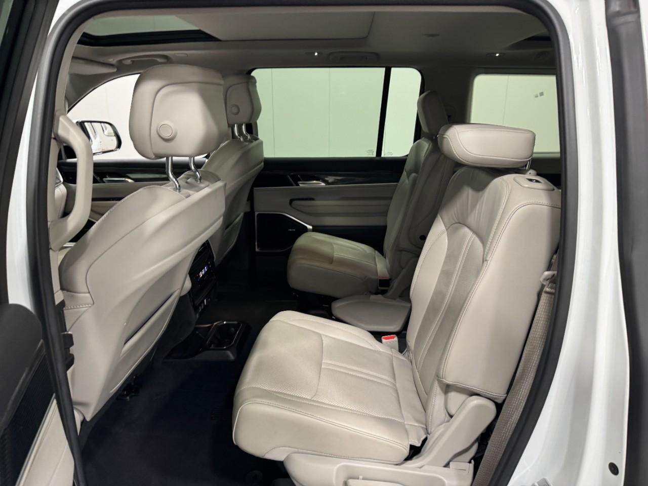 Jeep Wagoneer Vehicle Full-screen Gallery Image 9