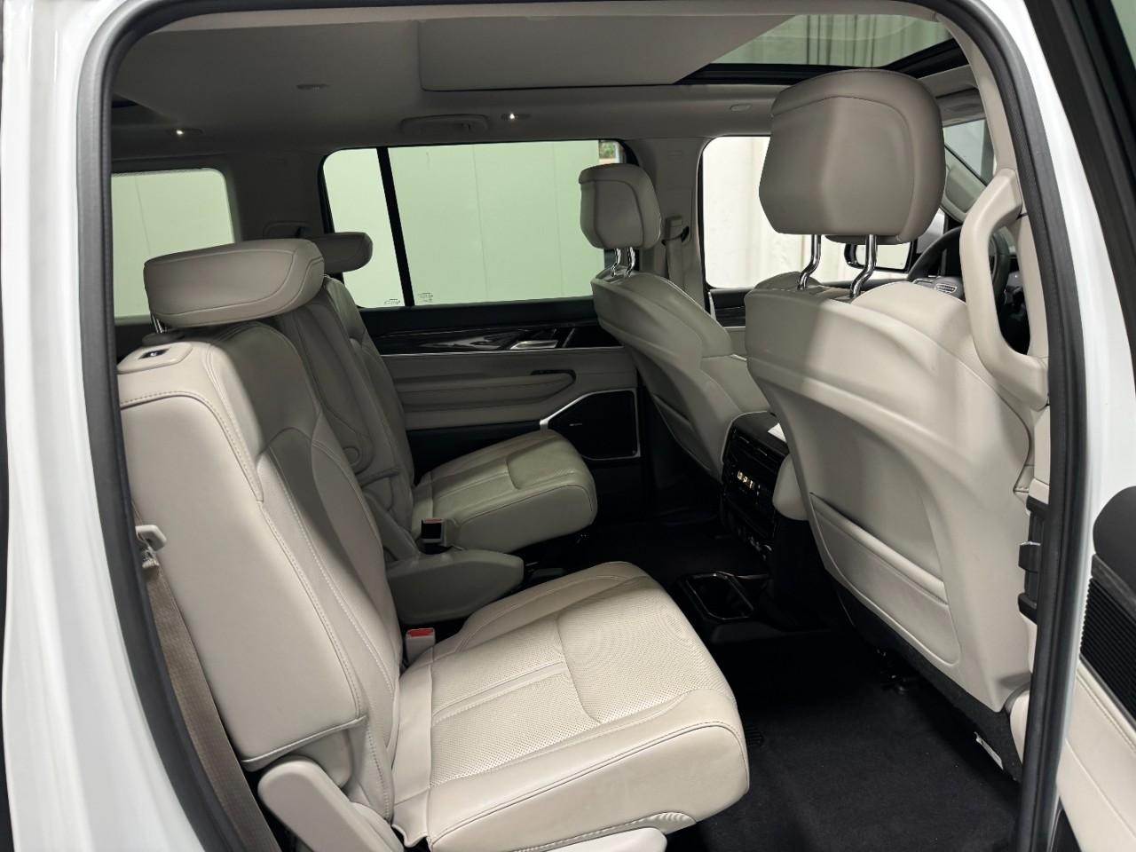 Jeep Wagoneer Vehicle Full-screen Gallery Image 12