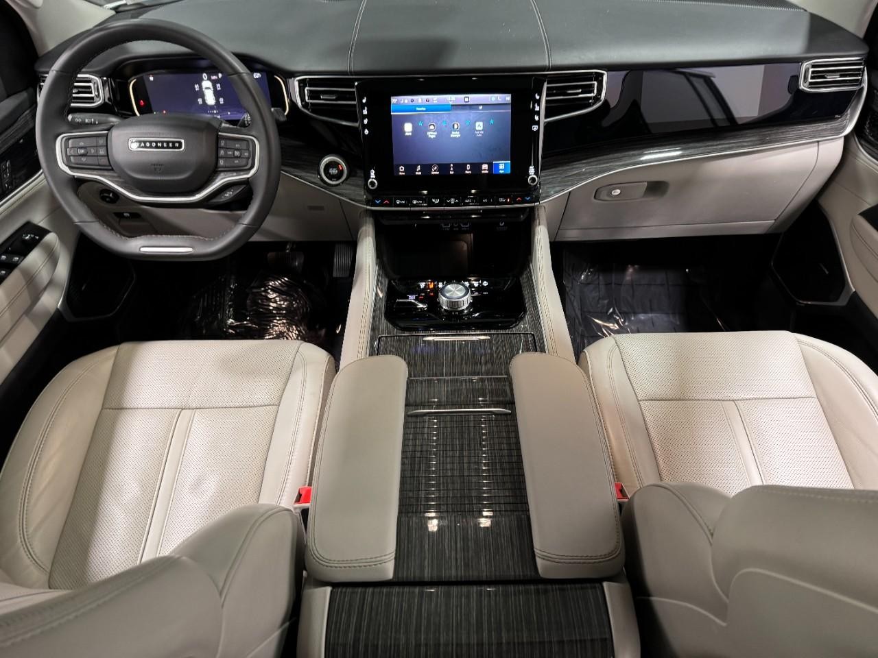 Jeep Wagoneer Vehicle Full-screen Gallery Image 15