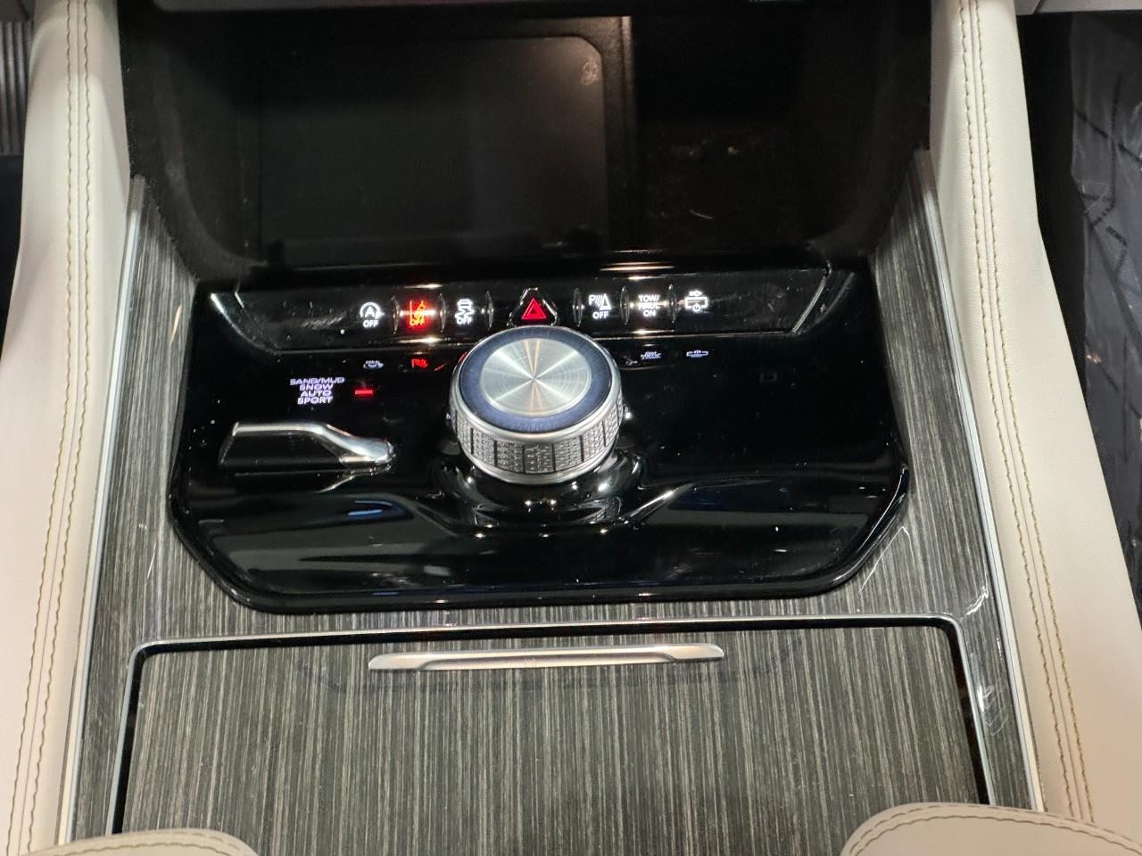 Jeep Wagoneer Vehicle Full-screen Gallery Image 18