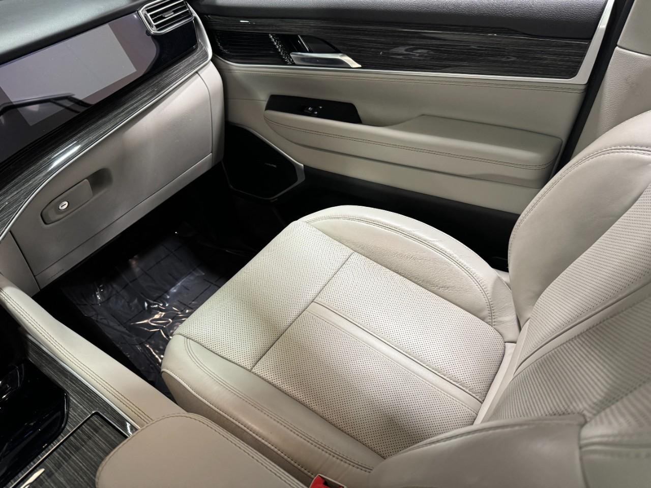 Jeep Wagoneer Vehicle Full-screen Gallery Image 19