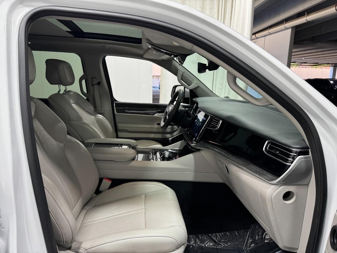 Jeep Wagoneer Vehicle Full-screen Gallery Image 20