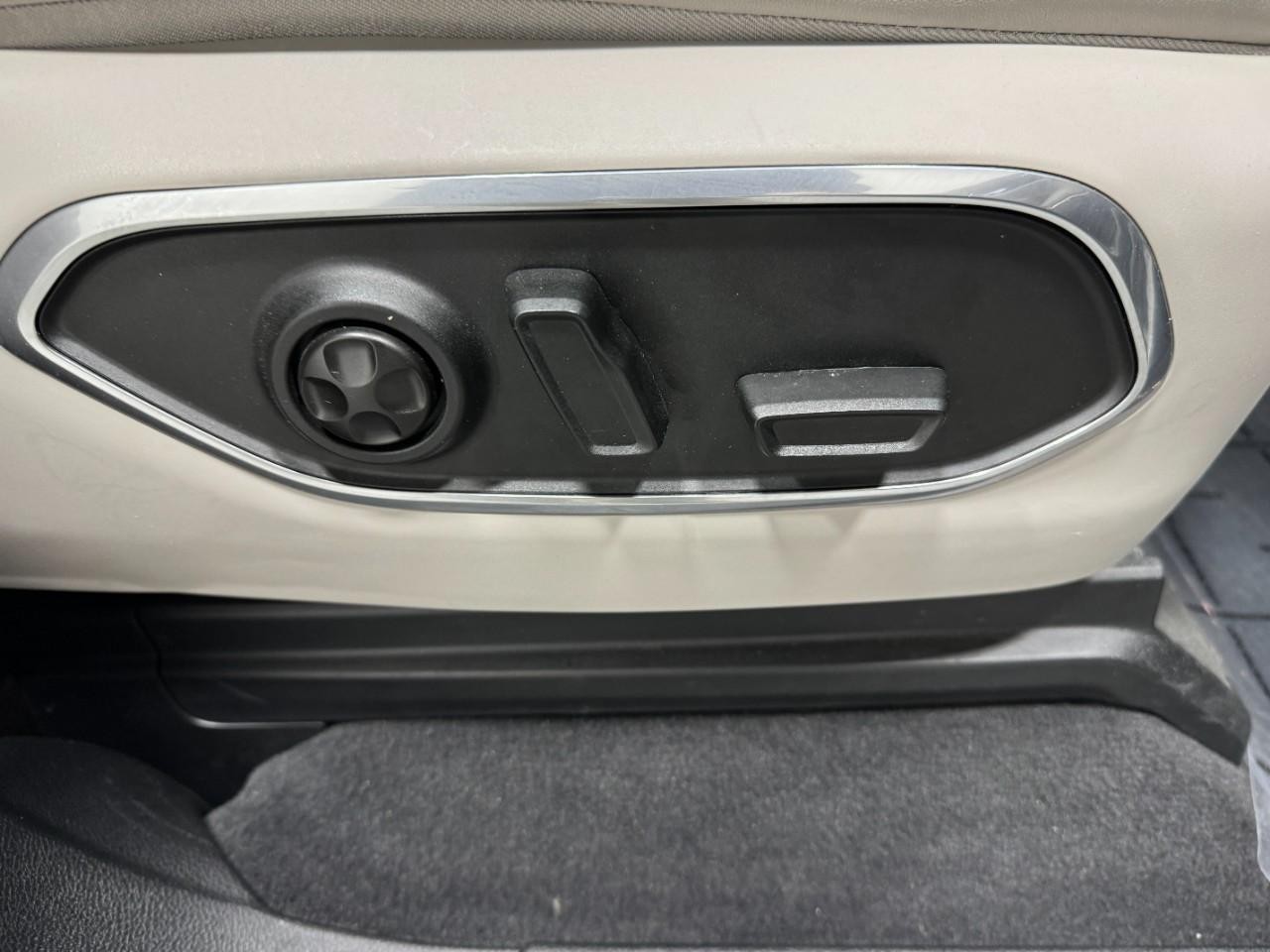 Jeep Wagoneer Vehicle Full-screen Gallery Image 22