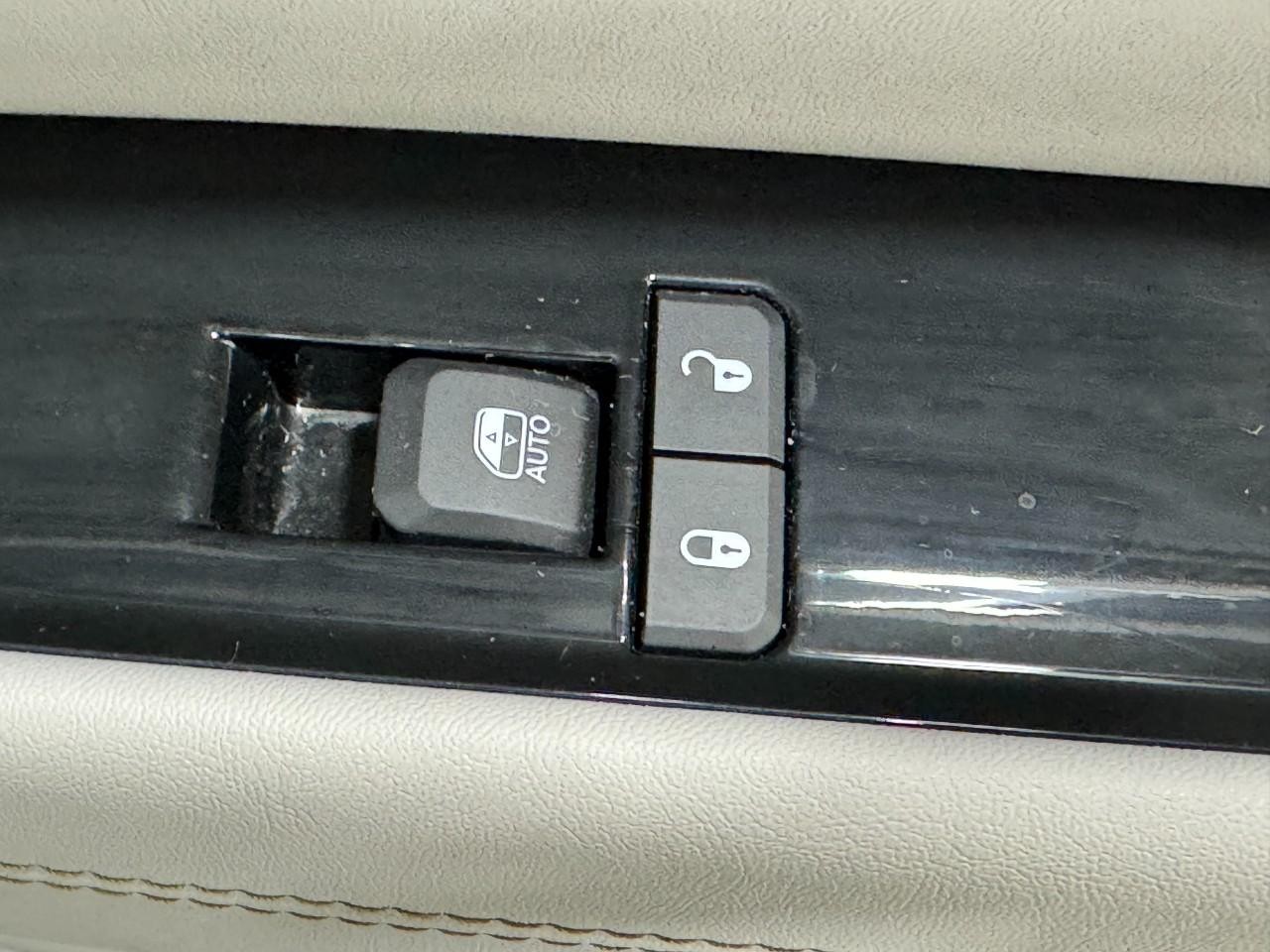 Jeep Wagoneer Vehicle Full-screen Gallery Image 23