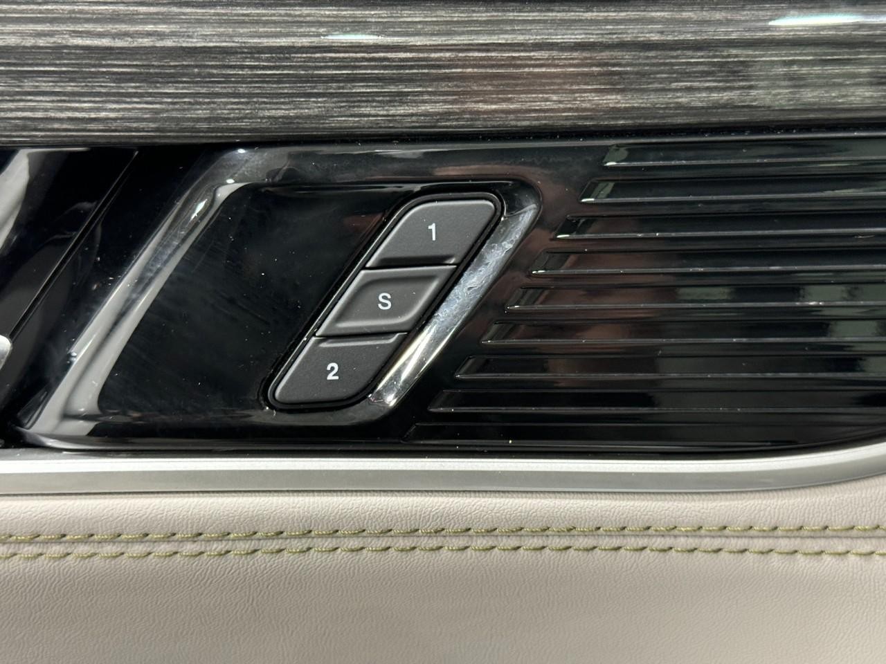 Jeep Wagoneer Vehicle Full-screen Gallery Image 24