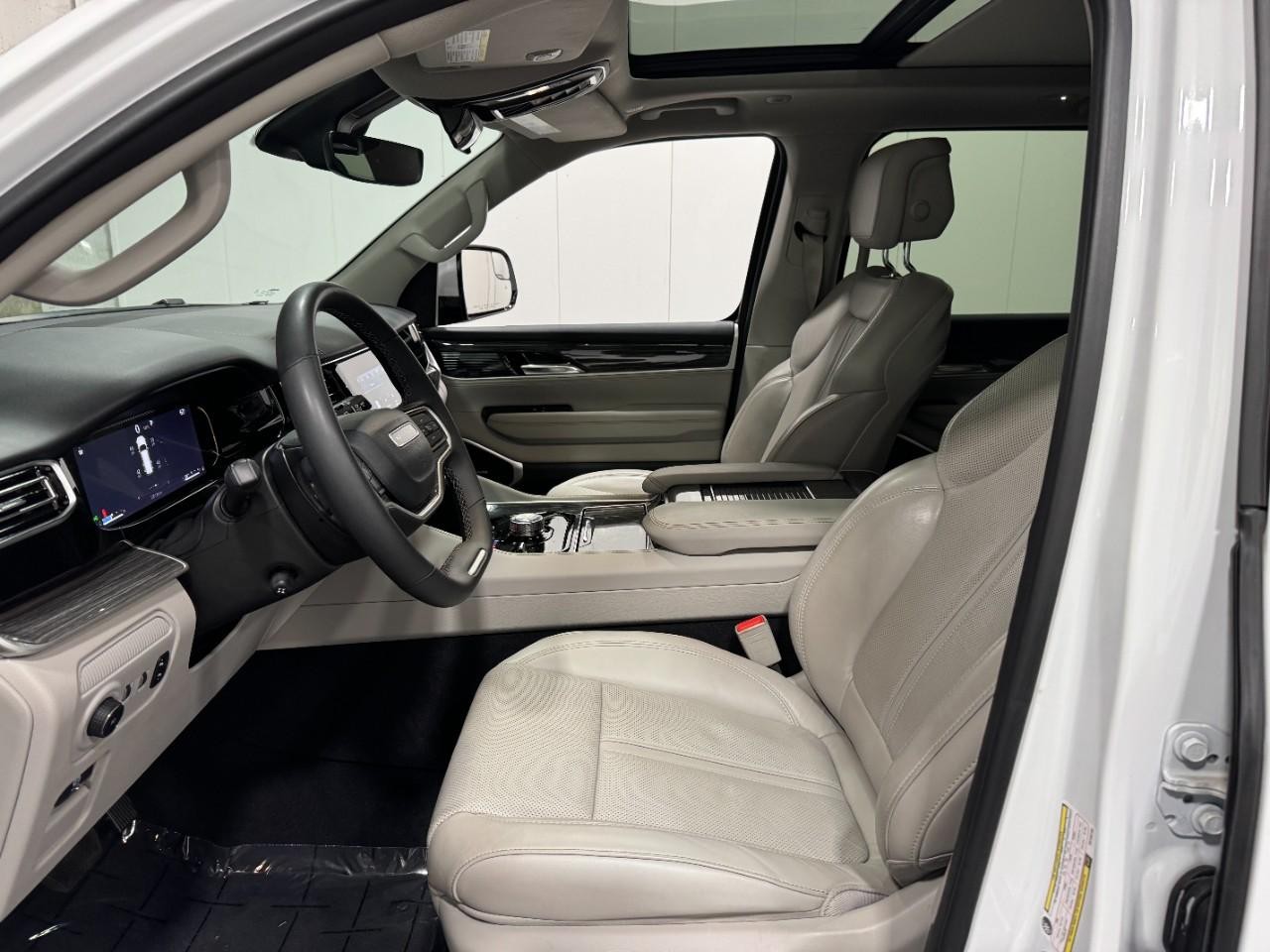 Jeep Wagoneer Vehicle Full-screen Gallery Image 27