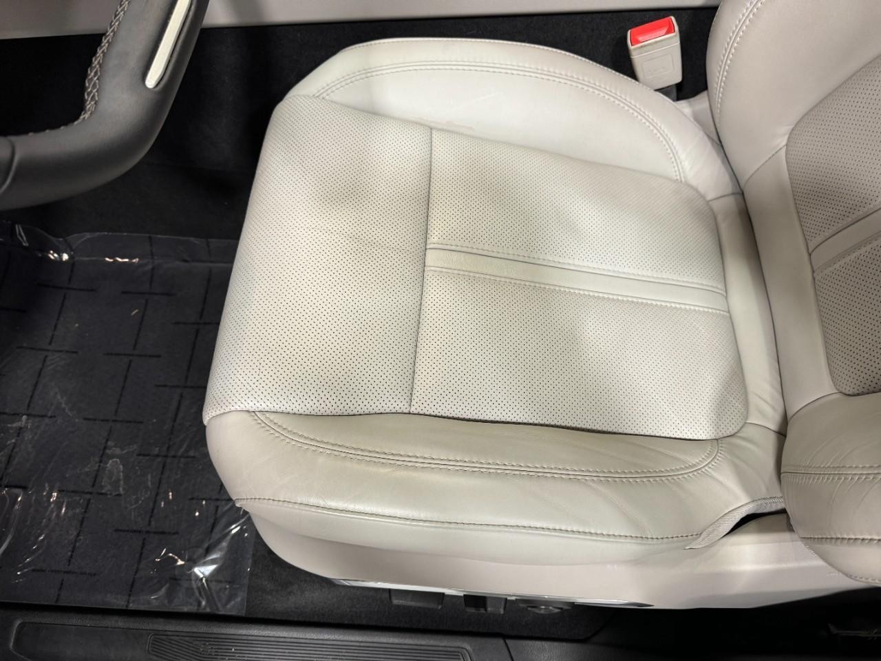 Jeep Wagoneer Vehicle Full-screen Gallery Image 28