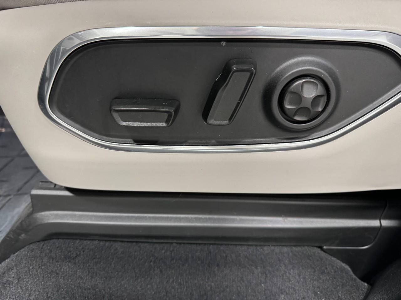 Jeep Wagoneer Vehicle Full-screen Gallery Image 29