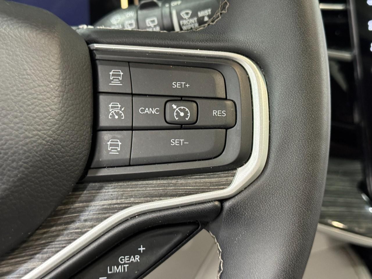 Jeep Wagoneer Vehicle Full-screen Gallery Image 32