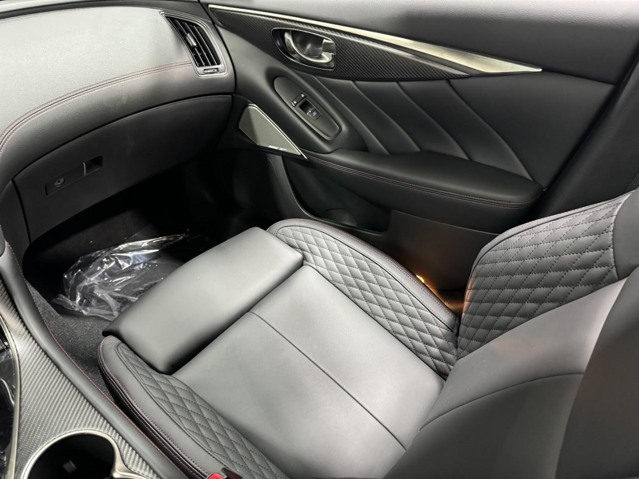 INFINITI Q50 Vehicle Full-screen Gallery Image 17