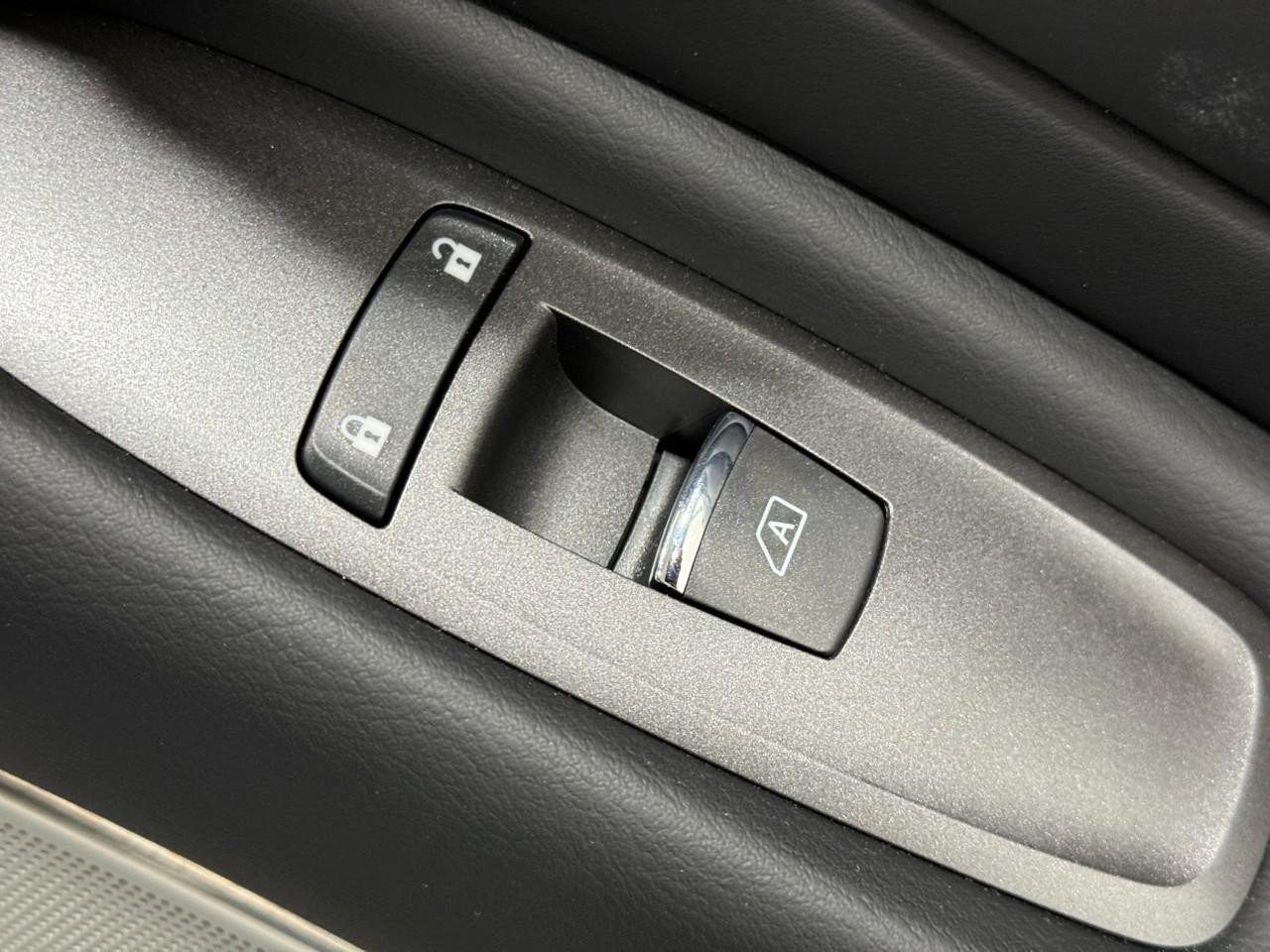 INFINITI Q50 Vehicle Full-screen Gallery Image 21