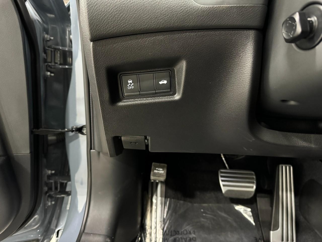 INFINITI Q50 Vehicle Full-screen Gallery Image 27