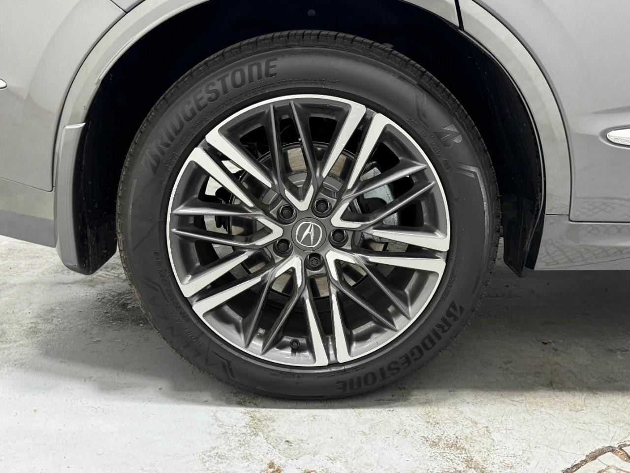 Acura MDX Vehicle Full-screen Gallery Image 05