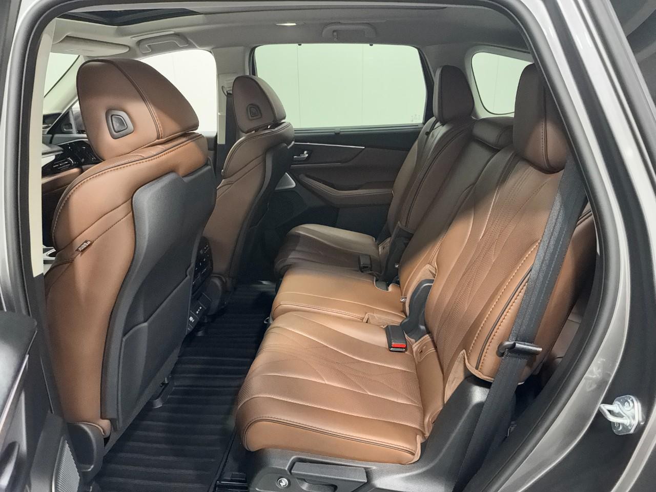 Acura MDX Vehicle Full-screen Gallery Image 09